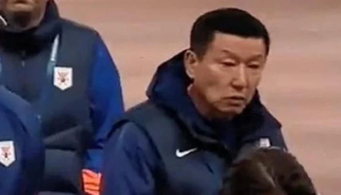 老崔和卡拉斯科小法老尿不到一壶，挤走小摩托，让史松宸打右后卫相关图五