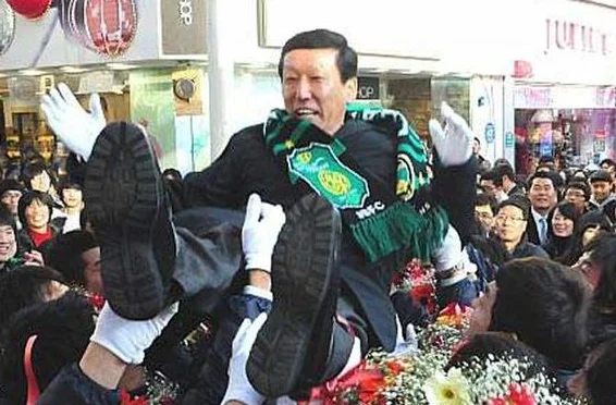 老崔和卡拉斯科小法老尿不到一壶，挤走小摩托，让史松宸打右后卫