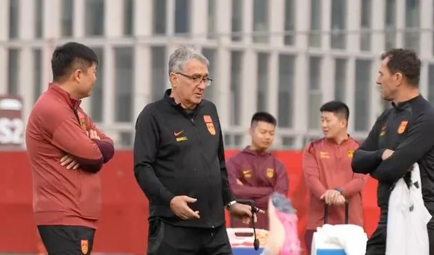 北青：国足教练组与多名新人面对面沟通，期待他们即插即用