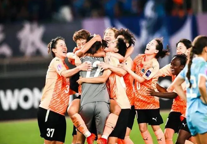 你倒下时，我必顶上！门将丁旋陈晨接力托举武汉女足亚冠登顶相关图五