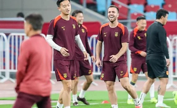足球报：比赛间隔两周一旦放松状态则难保持，国脚身心都要紧起来