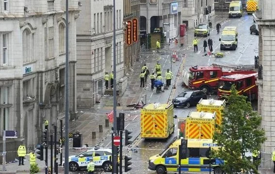 英国利物浦汽车撞人致47伤 华人目击者：好几个人被压在车下｜封面头条相关图二