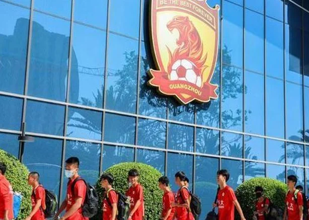 两起事例！恒大足校训练四年 想走要二十万，嗨球 家长想白嫖离队相关图五