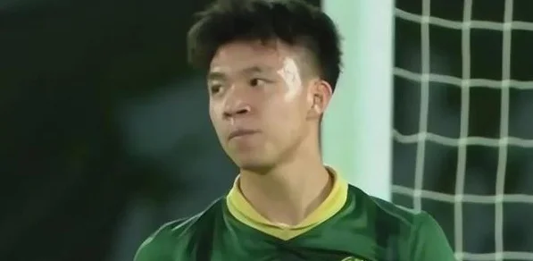 体坛：伊万一直犹豫如何使用王钰栋，后者位置飘忽不定
