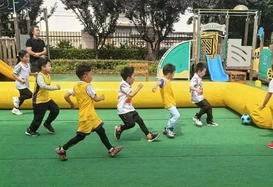 在杨浦的绿茵场上 ，踢出更多足球小将