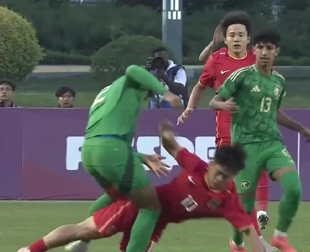 1-0！国足U16踢出“美丽足球”，半场碾压沙特U16，鲁能小将建功相关图四