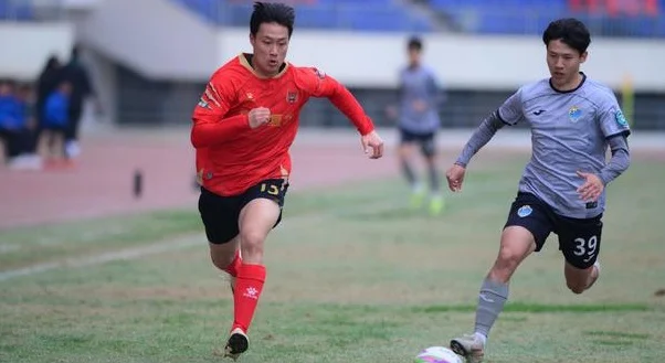 中乙半程：广西恒宸、无锡吴钩领跑南北区！4支升班马位列四强相关图二