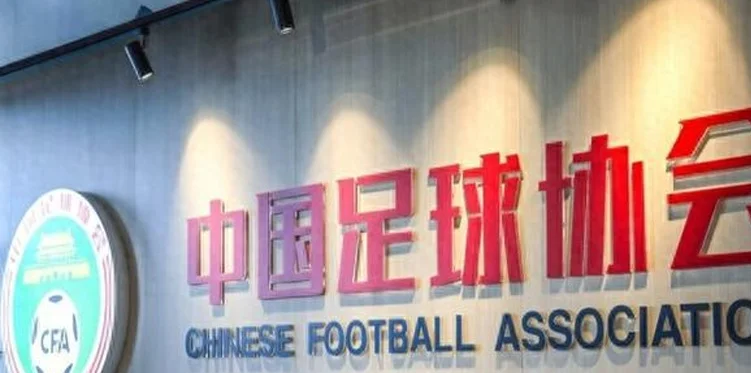 全运会群众比赛七人制男足比赛，上海队员被踢断腿，组委会严厉打击球场暴力！
