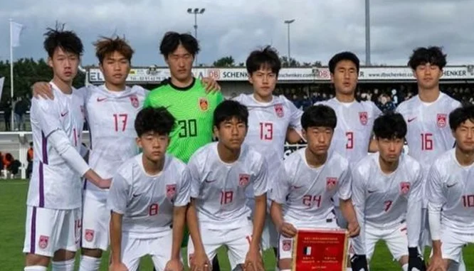 2-1！中国男足U16击败沙特，91分钟绝杀，球迷欢呼