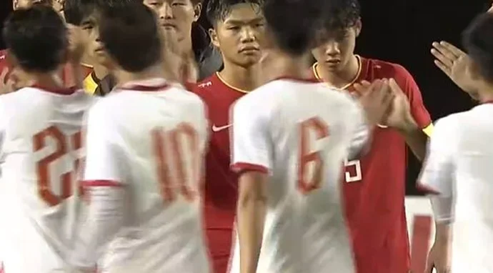 U16国足痛失好局！媒体人热议：踢得稀烂，突然惊喜之后太狼狈