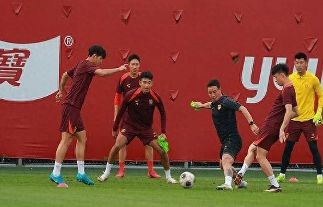 18强赛｜国足忙＂寻枪＂ 王钰栋尝试向中路位移