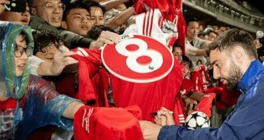 5年半仅获2冠 曝30岁曼联头牌决意离队 沙特报价8000万镑+3倍年薪相关图二