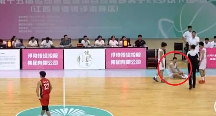太惨！全运会四川队一共10人，罚下3个驱逐2个，最后伤员上来罚站相关图三