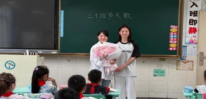 从小踢防守位，被球迷评价反差很大，江大女足队员回母校探望师生相关图二