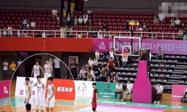 太惨！全运会四川队一共10人，罚下3个驱逐2个，最后伤员上来罚站相关图六