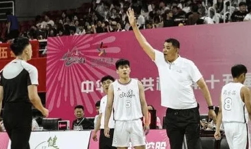 太惨！全运会四川队一共10人，罚下3个驱逐2个，最后伤员上来罚站
