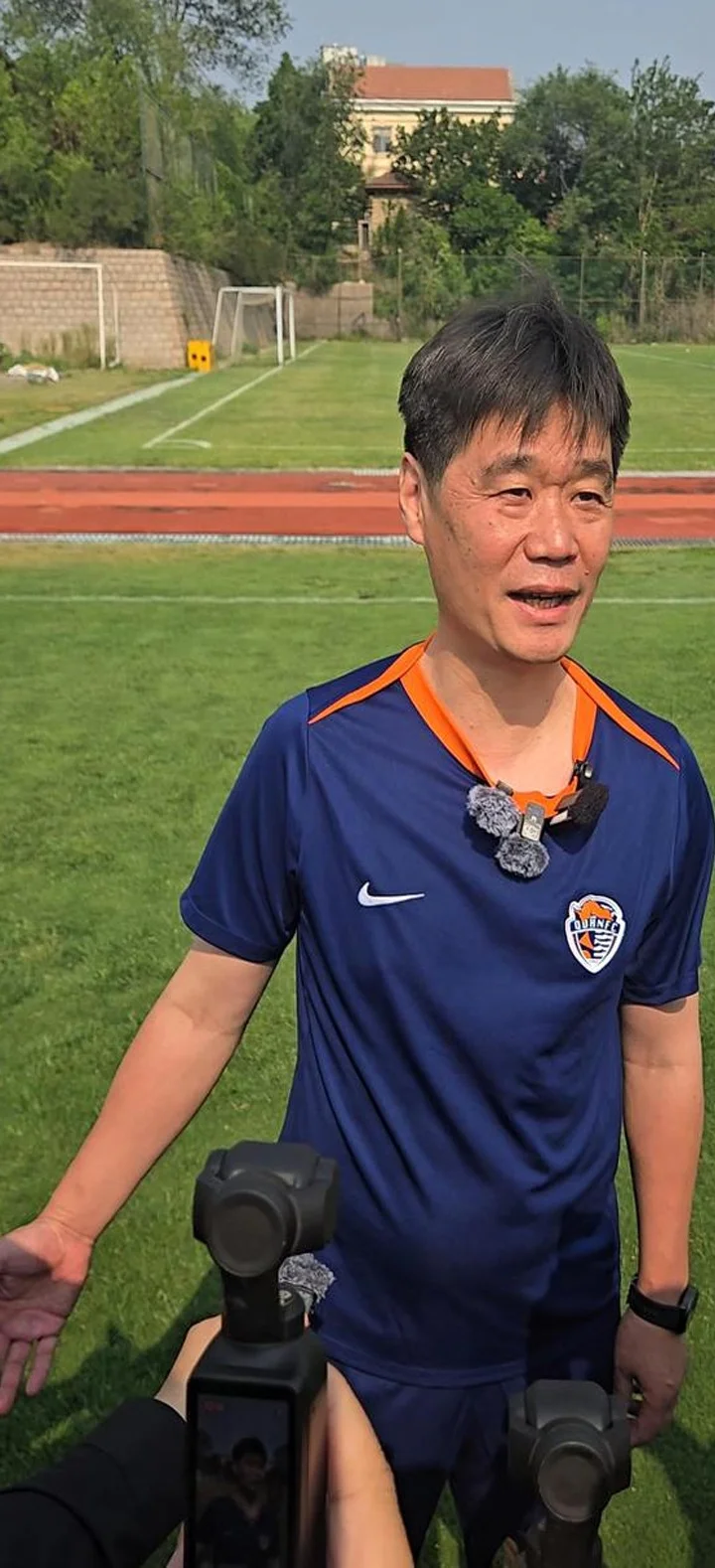 提速！青岛海牛主帅李霄鹏首谈夏窗引援目标，节后热身上海海港