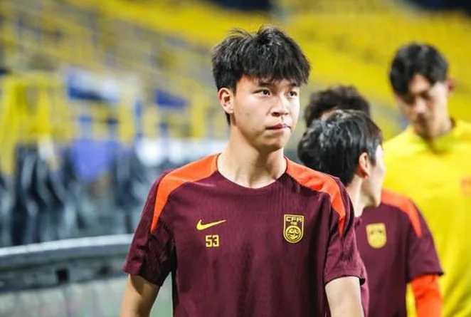 北青体育：寻枪成国足主要目标，韦世豪、王钰栋都被推倒锋线位置