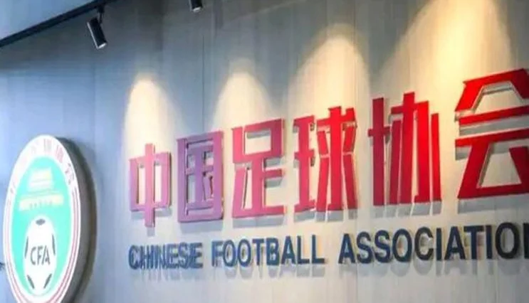 被北京球员踢断腿！上海球员：就算停赛60场有啥用？可惜没法判刑相关图三