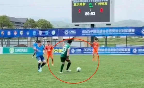 离谱！中冠40岁老板造点球+破门，网友怒骂：假球，对手演技太差