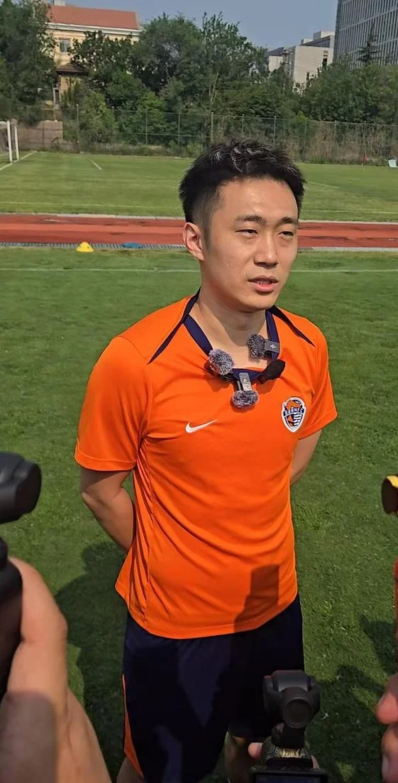 提速！青岛海牛主帅李霄鹏首谈夏窗引援目标，节后热身上海海港相关图三
