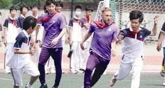 王秋明、巴顿等六名津门虎球员走进校园参加活动，接受学生提问