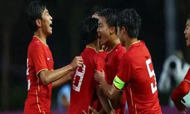 2-0到2-2！国足U16遗憾未能赢球，86分钟惨遭绝平，全场2人被罚下