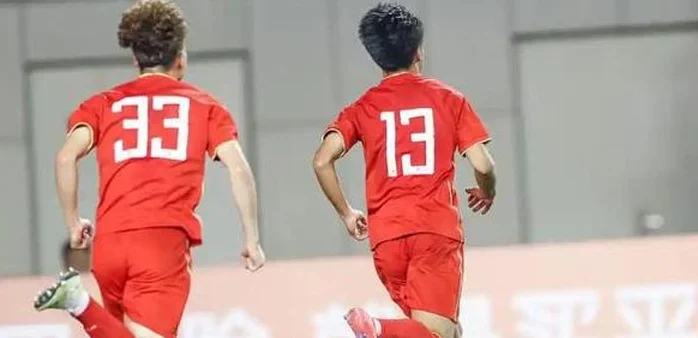 2-0到2-2！国足U16遗憾未能赢球，86分钟惨遭绝平，全场2人被罚下相关图三