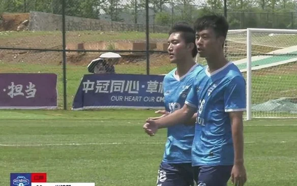 踢不到球就踢人！中冠10分钟两队长染红，大力金刚腿+扇倒对手