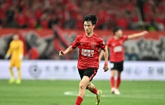 杨明洋受到器重，伊万或放下固执，国足生死战有望变阵双后腰相关图五