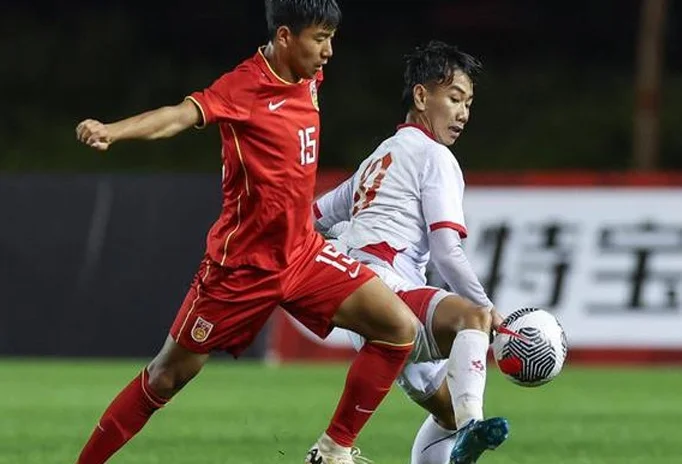 体坛联播｜曼联3比1击败中国香港，U16国足遭越南队绝平相关图二
