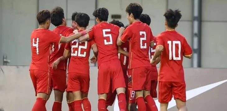 2-0到2-2！国足U16遗憾未能赢球，86分钟惨遭绝平，全场2人被罚下相关图四