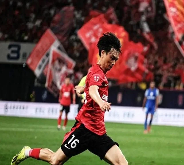 杨明洋受到器重，伊万或放下固执，国足生死战有望变阵双后腰
