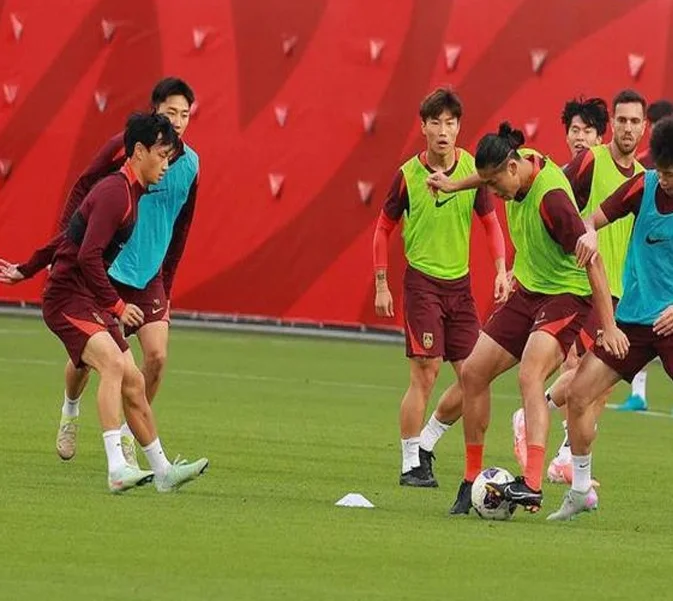国足生死战倒计时！曝伊万欲孤注一掷 王钰栋等4大攻击手首发搏命相关图三