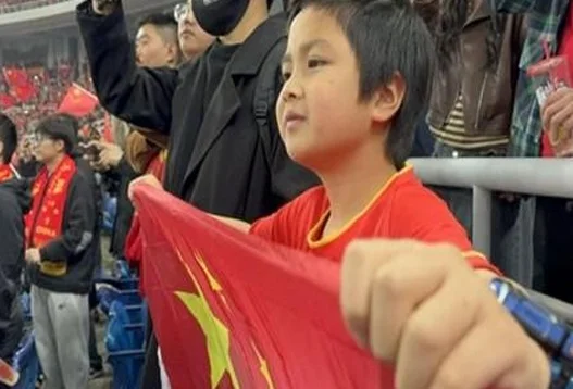 长江后浪推前浪，国足生死战第二现场这位10后球迷可不得了相关图二