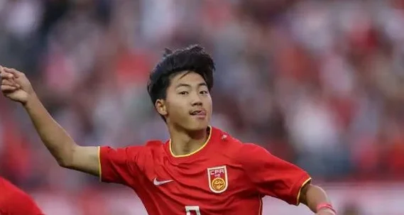5-2！中国队罕见大逆转，掀翻澳大利亚队夺冠，球员欢呼庆祝