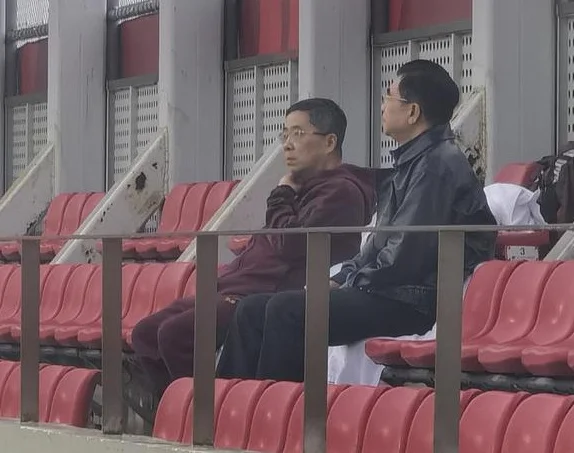 国足出征在即，足协主席雨中观看训练为球队打气，王钰栋期待全力冲击印尼队相关图二