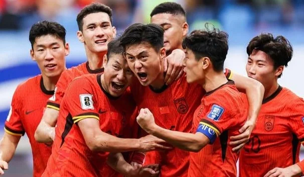 国足生死战倒计时！曝伊万欲孤注一掷 王钰栋等4大攻击手首发搏命
