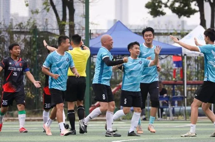 艾志波率队捧杯！这项足球赛事圆满收官相关图二