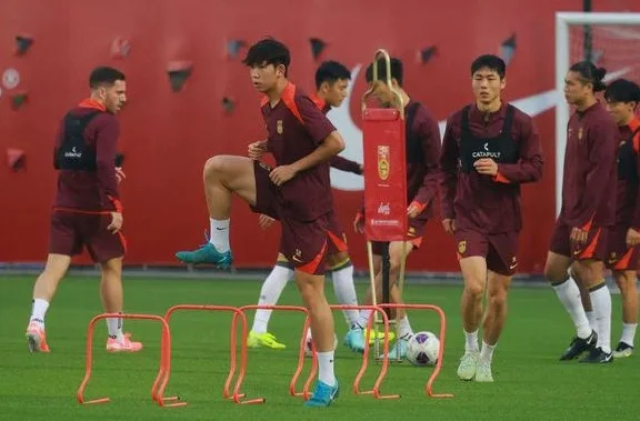 国足今日出征，而对手主帅正在为这件事烦恼...相关图六