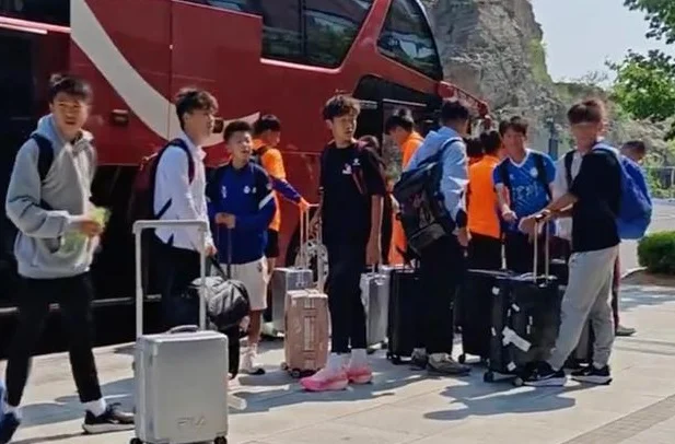 校足教练：嗨球纠纷事件发生后，有青训机构连夜开会、请法务