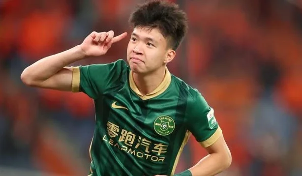 国足世预赛名单出炉！两名18岁前锋入选，武磊被迫缺席相关图三