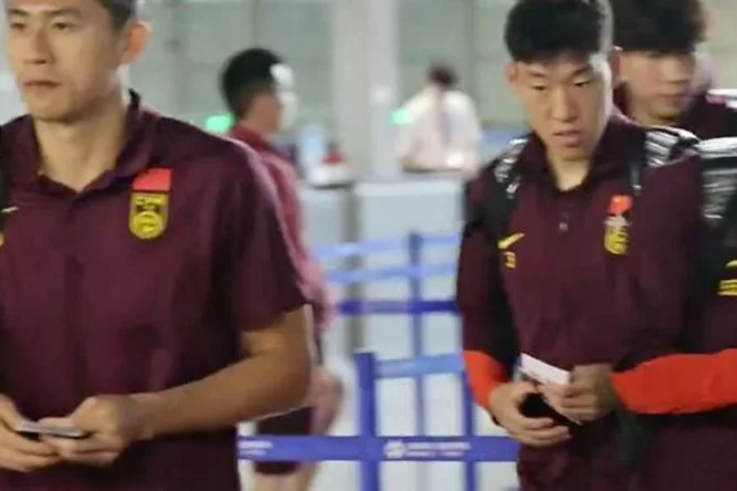 飞行6小时+足协2位主席陪同，国足深夜抵达印尼，3天安排2场训练相关图三