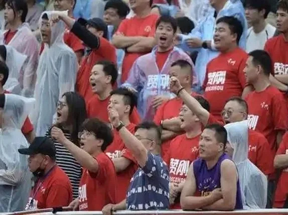 苏超爆火原因曝光！媒体人点评一针见血，有噱头更能让大家找乐子