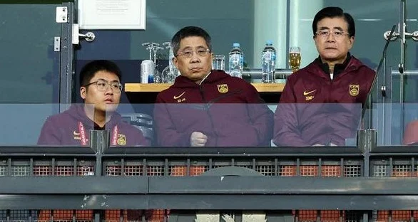 警惕“双标”，王钰栋拯救国足的绊脚石！