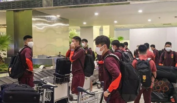 飞行6小时+足协2位主席陪同，国足深夜抵达印尼，3天安排2场训练