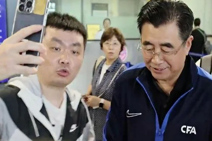飞行6小时+足协2位主席陪同，国足深夜抵达印尼，3天安排2场训练相关图二