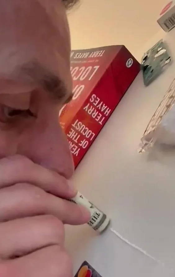 难绷，太阳报：因辱骂利物浦被解雇的前英超裁判库特改行送快递相关图二