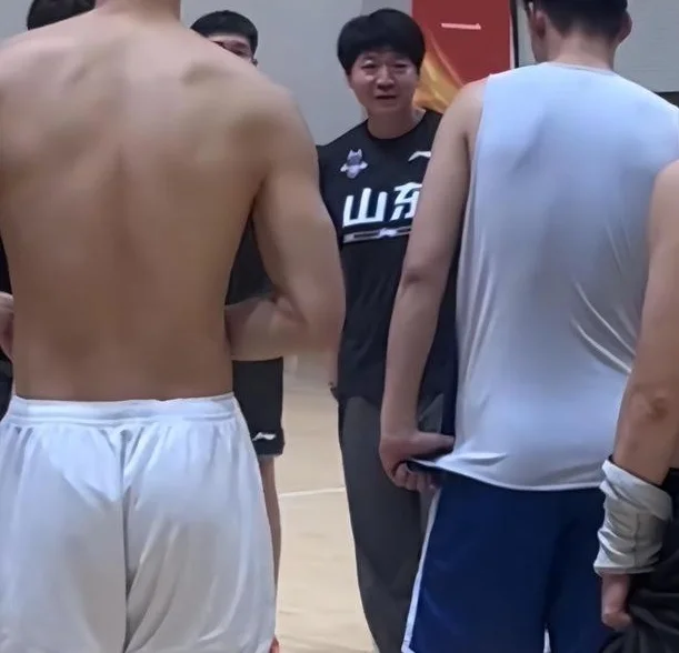 邱彪训练压迫感拉满，喷小将纠正坏习惯，但场下打趣谢智杰很和谐相关图四