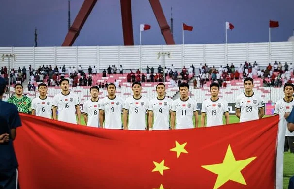 国足首发大换血：18岁小将挑大梁，塞鸟或成主力，前瑞士国脚首秀